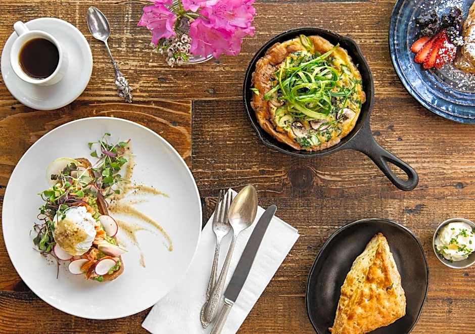 Oakhurst Inn at the University