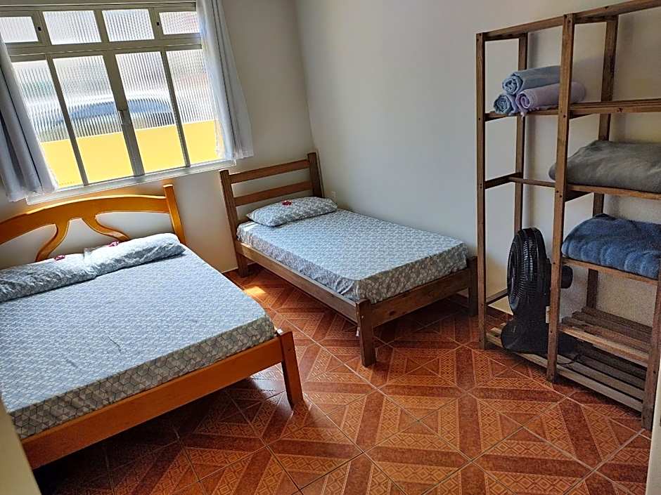 Casa pé na areia com vista especial do pôr do sol.