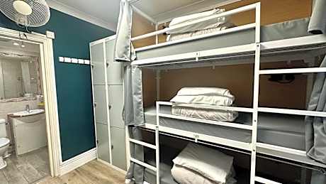 Bed in Mixed Dormitory Room for 4 People with Bathroom