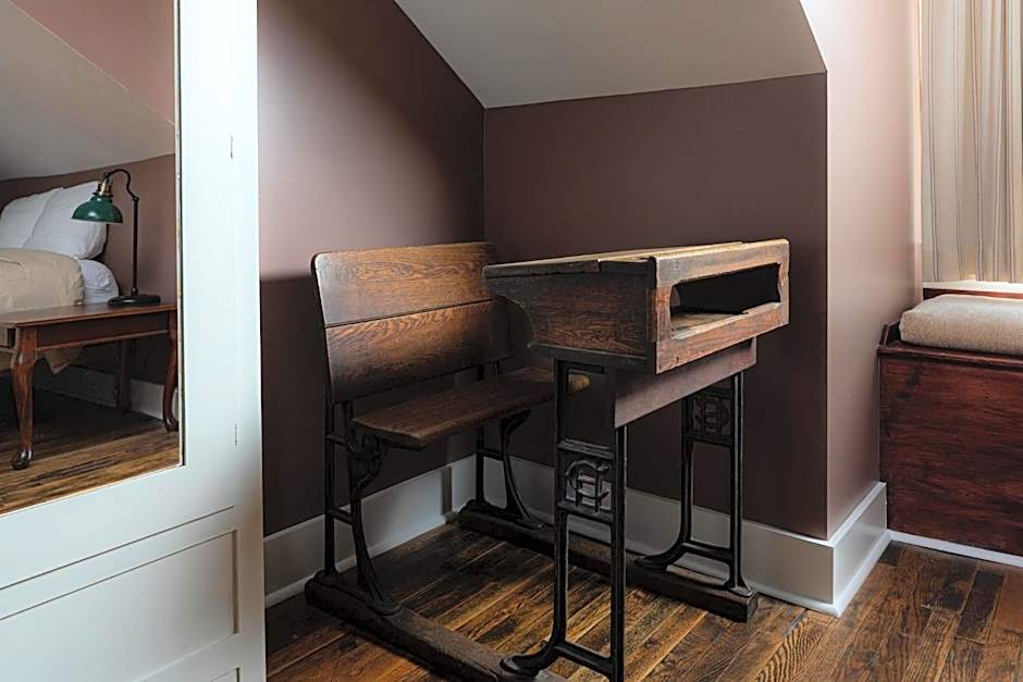 The NuWray Hotel & Carriage House