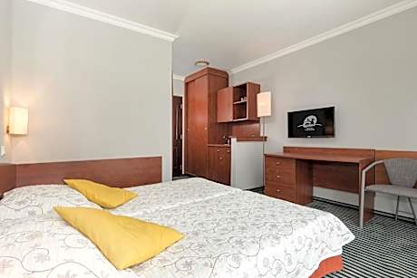 Apartment with Pool View