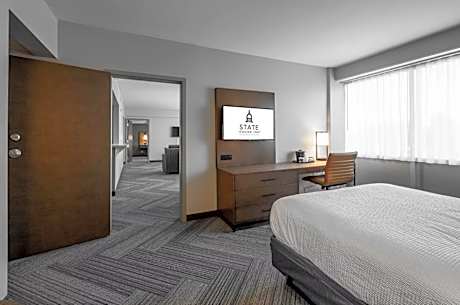 1 King Bed Suite Non-Smoking