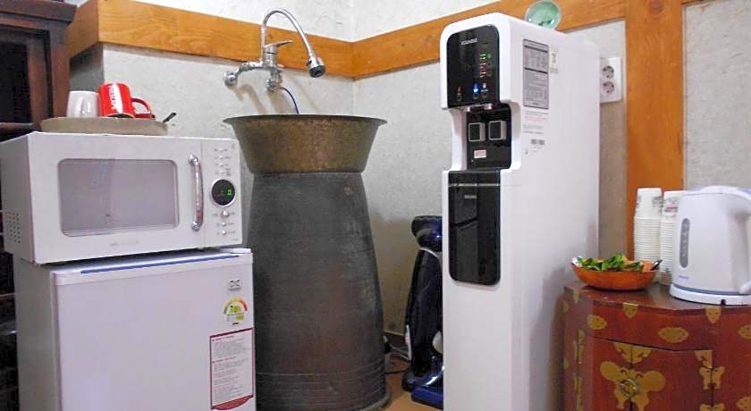 Happiness Full Hanok Guesthouse Jeonju