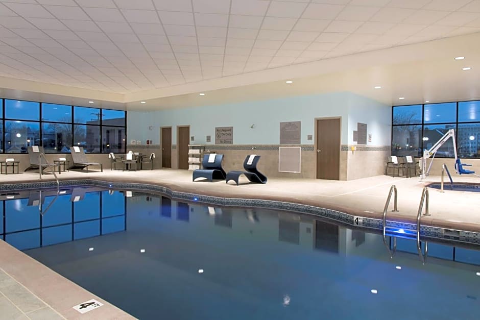 Pool at the Hampton Inn and Suites Downtown Grand Rapids