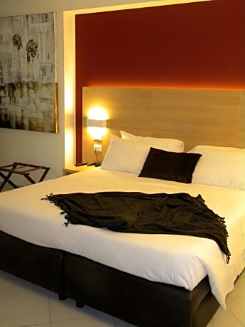 Two-Bedroom Suite with Balcony and Sea View - Annex