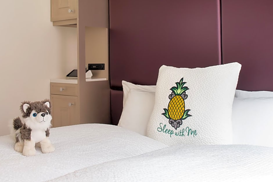 Staypineapple, An Artful Hotel, Midtown