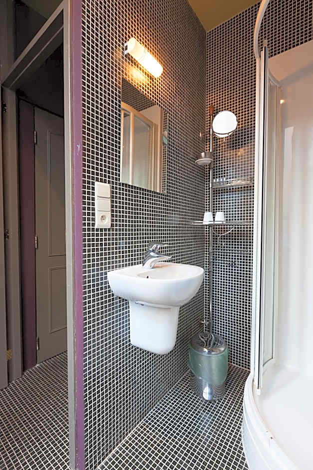 Hotel Diamonds and Pearls