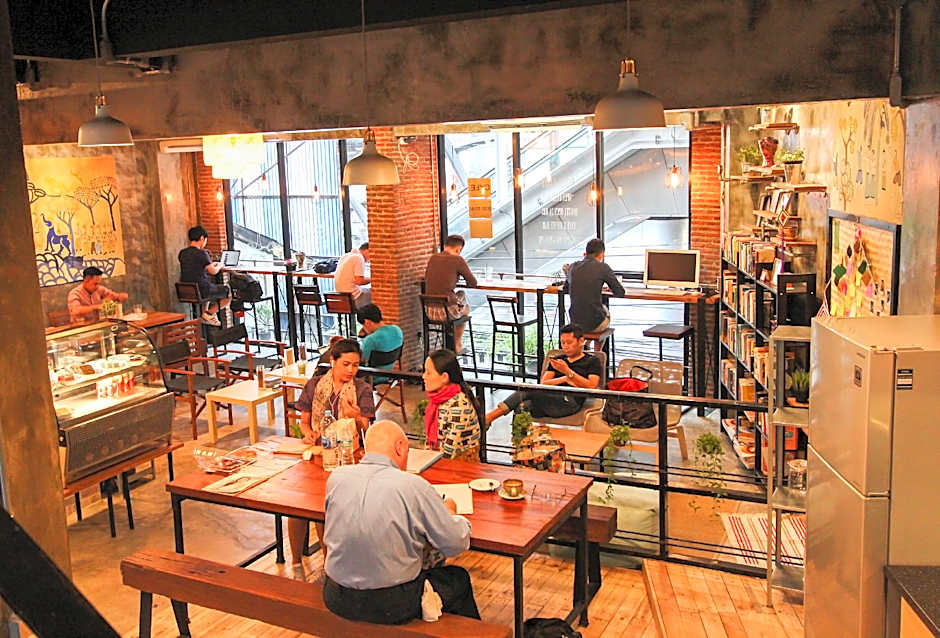 Thonglor travellers' hostel and cafe'
