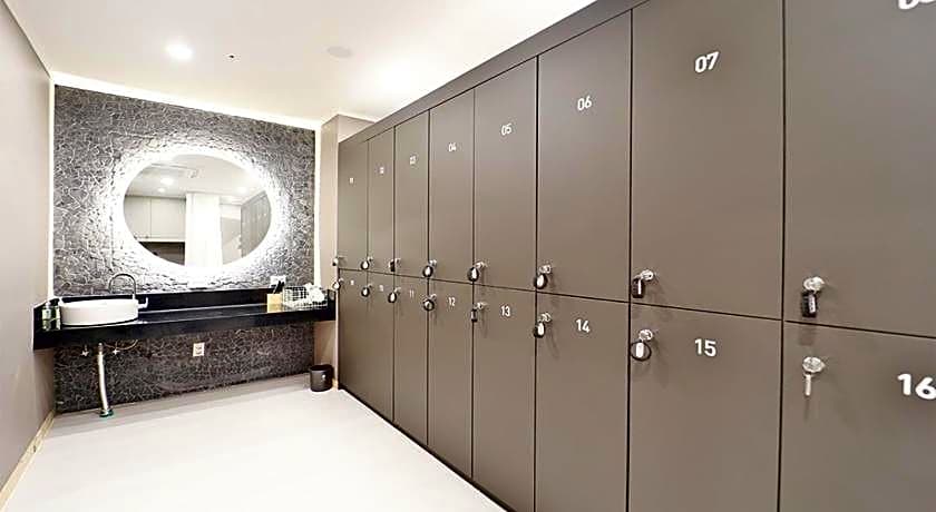 Hotel February Dong Seong Ro