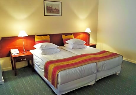 Mini Double Room with Two Single Beds - Non-Smoking