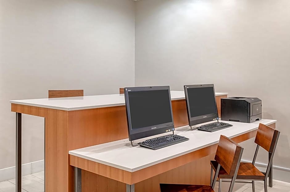 Holiday Inn Express Hotel & Suites Ottawa Airport By IHG