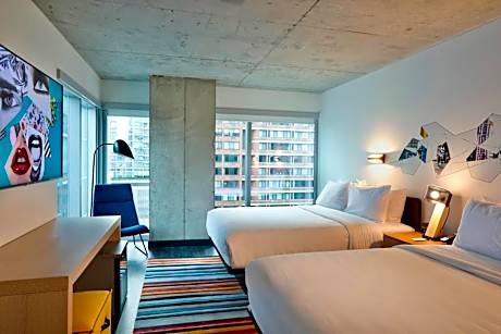 Queen Room with Two Queen Beds and Adapted Tub - Mobility Accessible