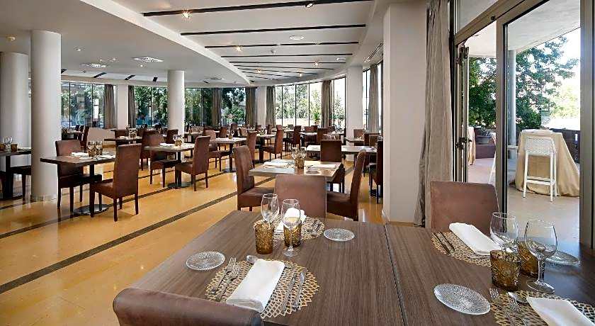 Mas Monzon Hotel