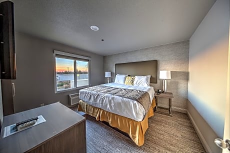 Deluxe King Suite