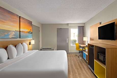 King Room with Bathtub with Grab Bars - Mobility Accessible/Non-Smoking