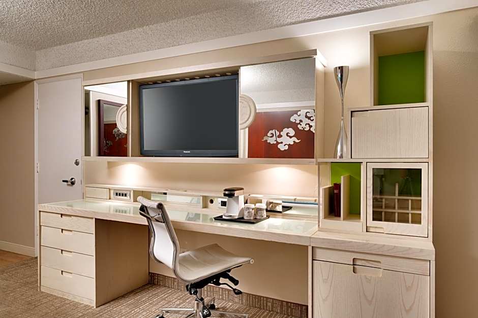 Atrium Hotel At Orange County Airport