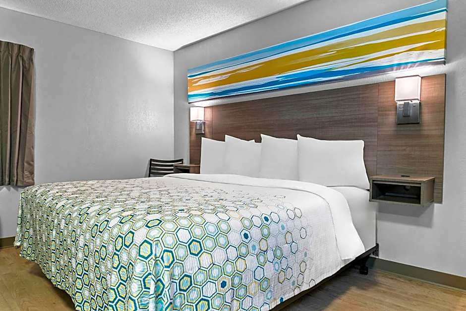 HomeTowne Studios by Red Roof Flint