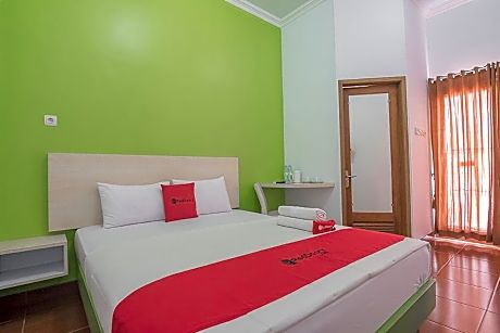 RedDoorz Plus near Alun Alun Kuningan