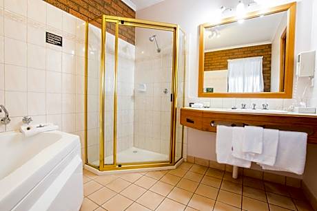 Queen Room with Spa Bath