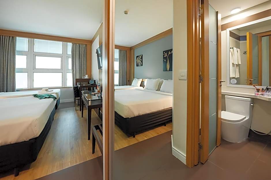 Foto 1 de 5 de Premium 1 King Bed and 1 Twin Bed