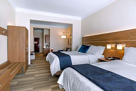 Suite with Mobility Accessible Tub - Non-Smoking