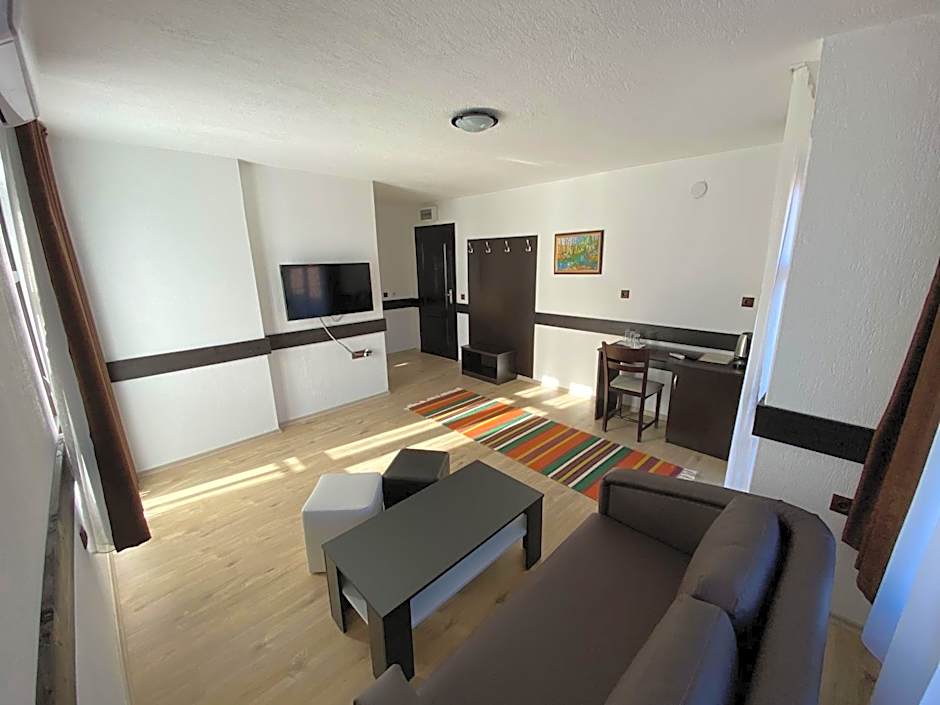 Апартхотел "Старият Град" в етнографски комплекс