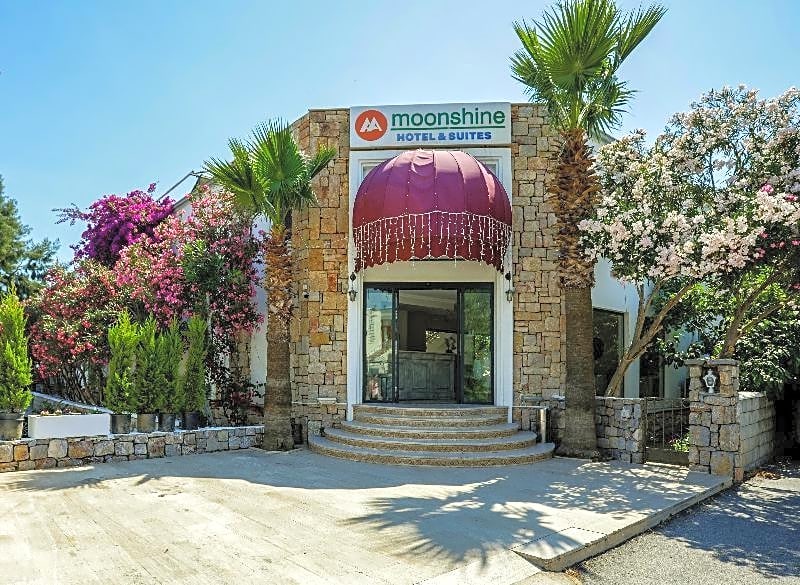 Moonshine Hotel & Suites