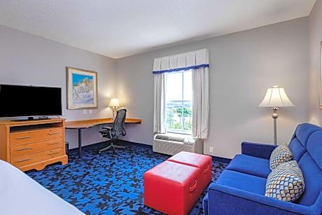 King Studio Suite with Whirlpool - Non-Smoking