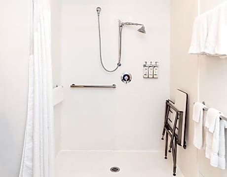 One-Bedroom King Suite with Communications Accessible Roll-In Shower