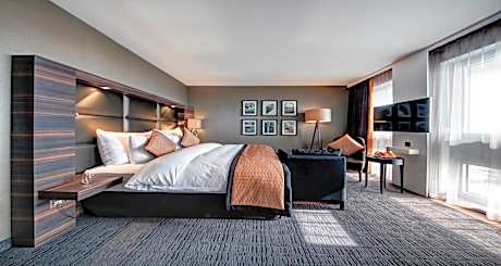 Suite-1 King Bed Sofabed City View Dining Area Air-Conditioned Coffee And Tea Maker Rain Shower