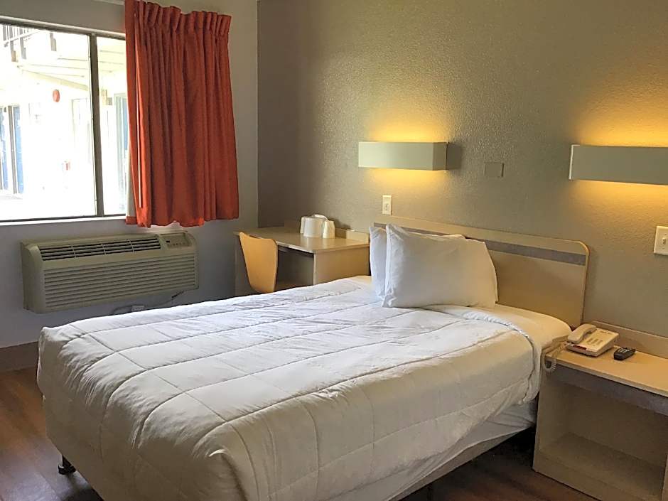 Super 8 by Wyndham Woods Cross - Salt Lake City North