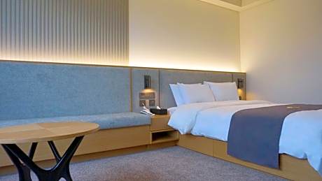 [Valentine's Day PKG] Deluxe Double Room with 1 bottle of Octavo white wine & 8 Ferrero Rocher heart shape 1 set gift, 1pm Late Check-out