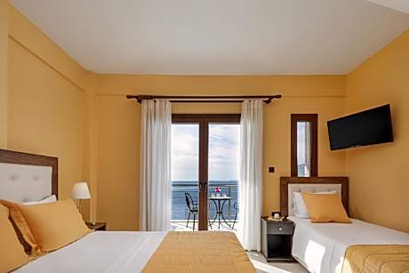 Deluxe Room with Balcony and Sea View