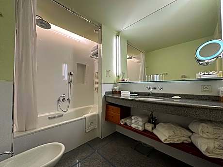 Luxury Suite Beethoven (1 King Bed and 2 Large Twin Beds)