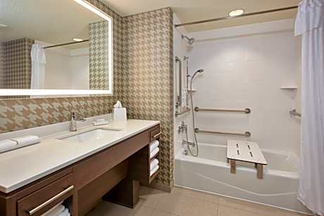 1King Mobility/Hearing Access Tub Suite