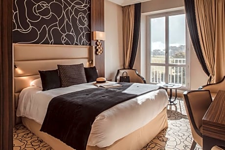 Classic Queen Room with City View