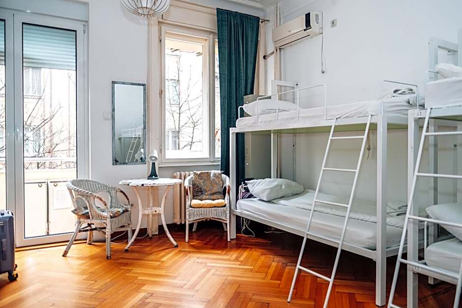 Central 4 Bedroom 154m2 Apartment with terrace