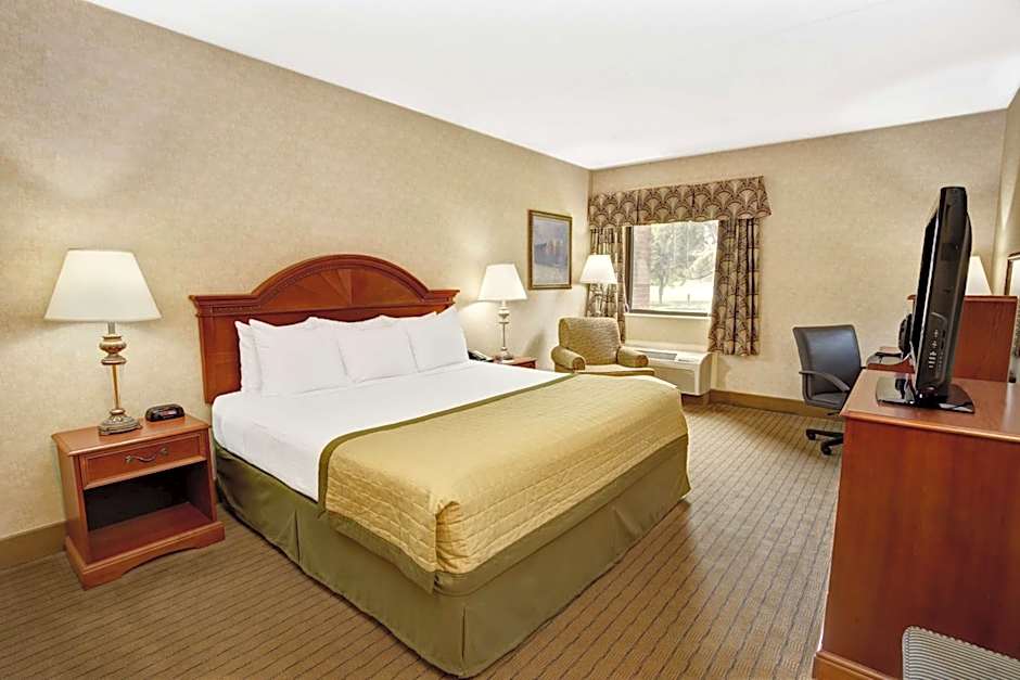 Photo 1 of 5 of Deluxe 1 Queen Bed, Accessible