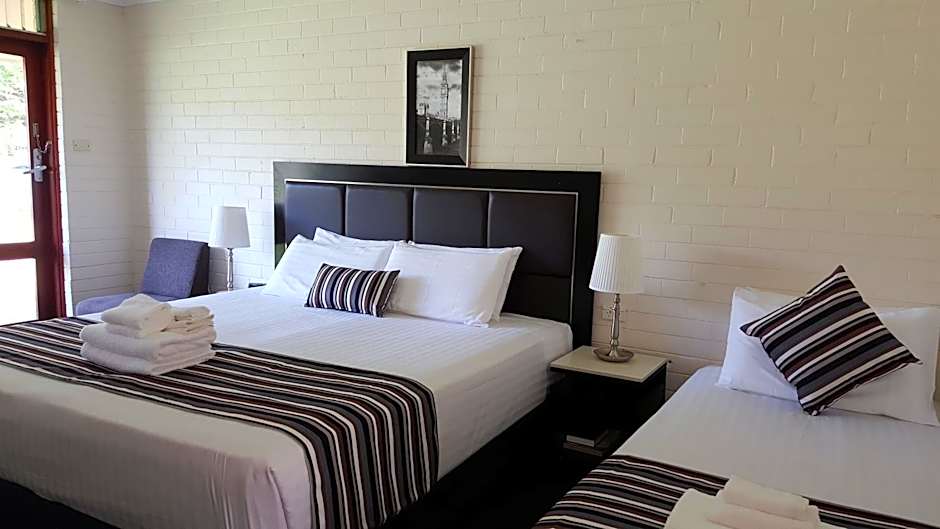 Hibiscus Lakeside Motel