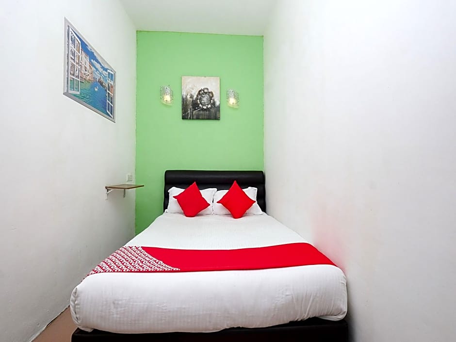 OYO 850 Gold Star Hotel