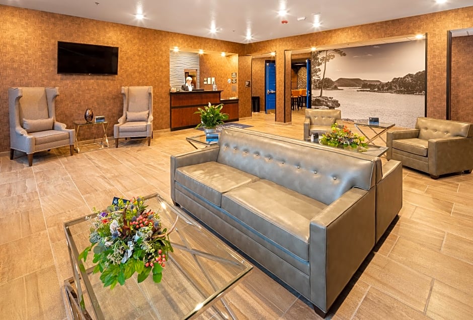 Cobblestone Inn & Suites  Fairfield Bay