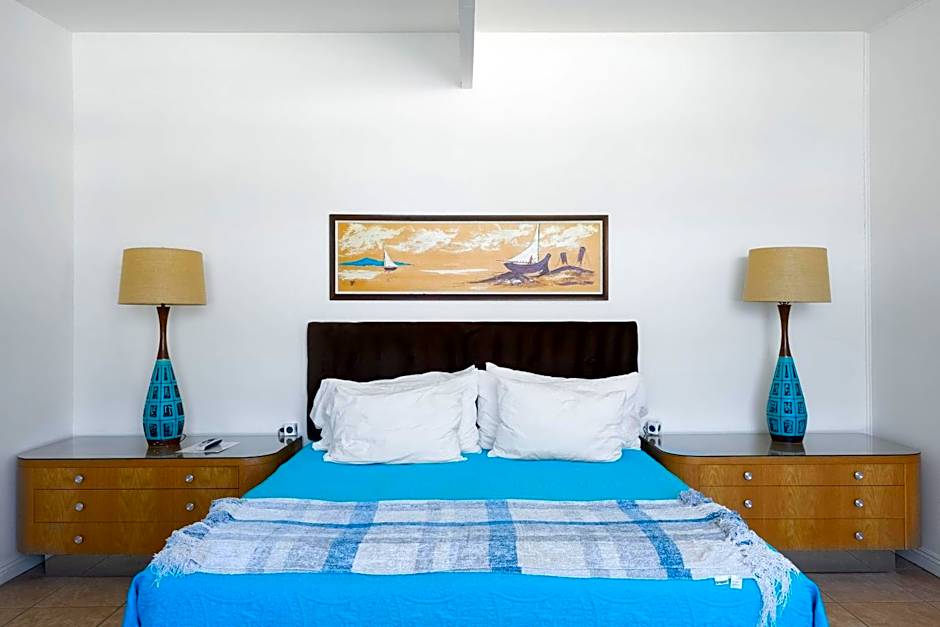 The Monkey Tree by AvantStay Mid-Century Modern Oasis with Pool