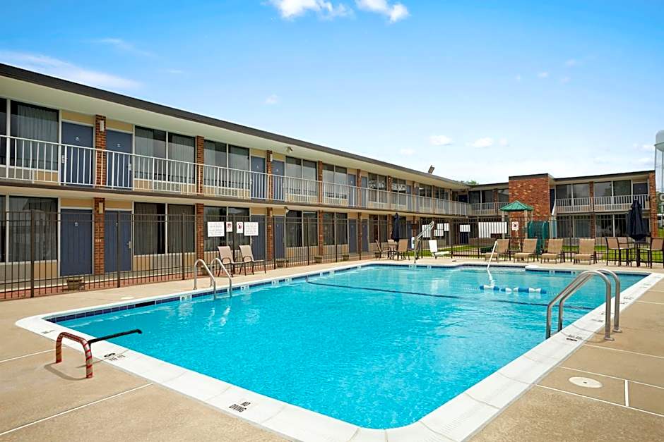 Days Inn by Wyndham Frederick