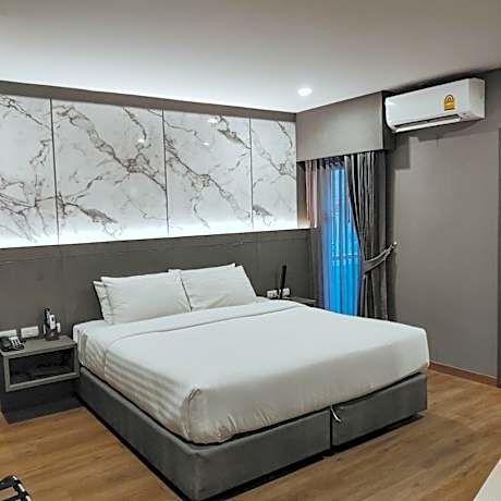 Lower Floor Suite-1 King Bed