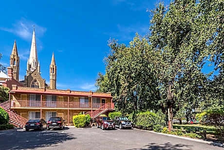 Cathedral Motor Inn
