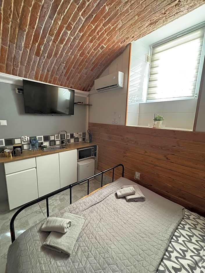 UNDERGROUND Jacuzzi Rooms