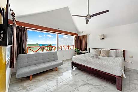 Deluxe King Room with Partial Ocean View
