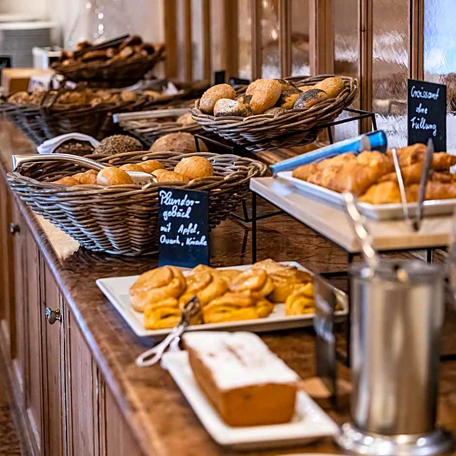 MAXIMILIAN Grand Hotel