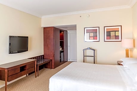 Classic Room, 1 King Bed, Non Smoking, Pool Access