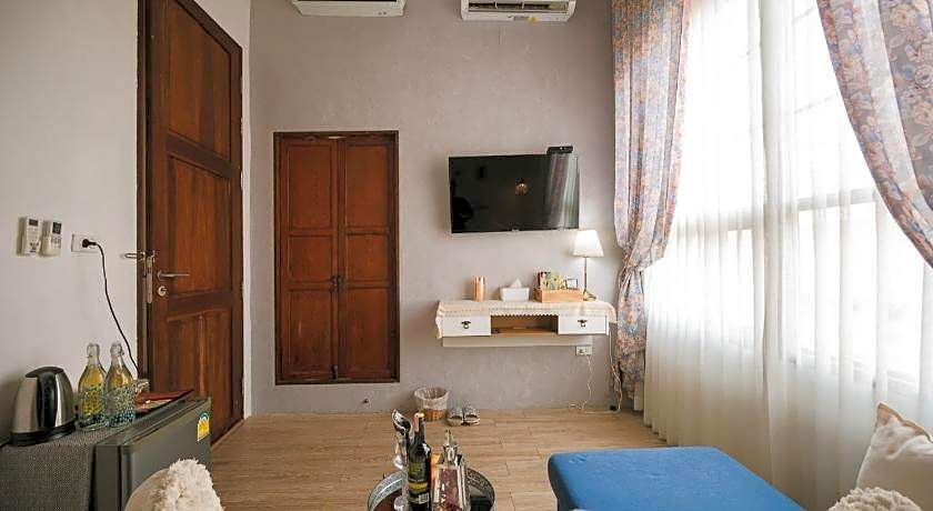 White Wall Riverfront Hotel